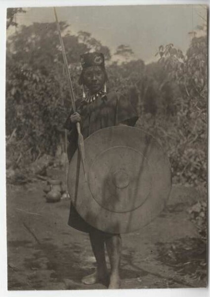 Guerrier Jívaro (Shuar) avec lance et bouclier