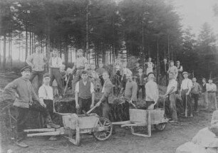 Arbeiter beim Bau des Sportplatzes und der Sporthalle in Schwarzenberg Neuwelt : Arbeiter beim Bau des Sportplatzes und der Sporthalle in Schwarzenberg Neuwelt