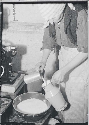 Martha Beck beim Milchverkauf, eine wesentliche Einnahmequelle der Kleinbauern : Milchverkauf, eine wesentliche Einnahmequelle der Kleinbauern