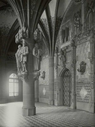 Frankfurt, Rathaus : Frankfurt. Römer (Rathaus). Römerberg 21. Standessäule und Portal zu den ehemaligen Hallen im Vestibül