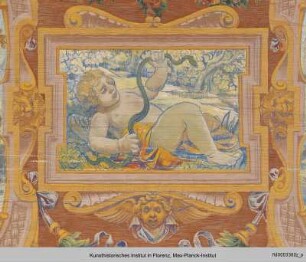 Deckendekoration des Salone Verde : Geflügelter Putto mit einer Schlange sowie Hirsche auf einer Lichtung