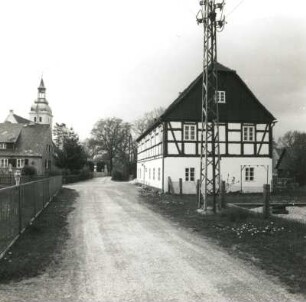 Daubitz (Rietschen-Daubitz), Schulgasse 17. Alte Schule (Kindergarten, 1799). Straßenansicht von Südost gegen die Dorfkirche