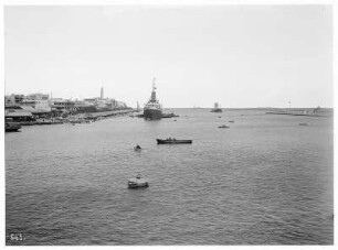 Port Said (Ägypten). Hafeneinfahrt mit Passagierdampfer