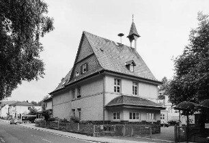 Neues Schulhaus (Schulhaus); Schmitten, Brunhildestraße 18