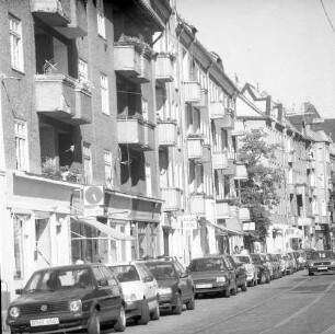 Berlin-Schöneweide, Schnellerstraße 109/110 A/111/113. Wohnhäuser mit Laden (nach 1995 saniert). Straßenansicht von der Hasselwerder Straße
