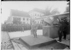 Flugzeugtaufe "Fürst Leopold von Hohenzollern" auf dem Leopoldplatz in Sigmaringen; Blick in Richtung Hofbuchhandlung Liehner; zahlreiche Uniformierte; Ansprache des Fürsten Friedrich von Hohenzollern in Stahlhelm-Uniform; Flugzeug mit Fahne des Deutschen Luftsportverbands teilweise verhüllt