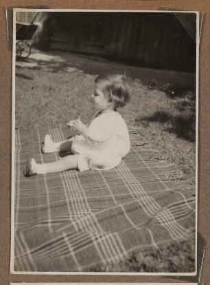 Christiane Zimmers Sohn Andreas auf einer Picknickdecke