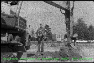 Dr. Werner Rittberger (Leiter der Zentralstelle für Atomkernenergie-Dokumentation (ZAED)) während des ersten Spatenstichs auf der Baustelle des Fachinformationszentrums "Energie, Physik, Mathematik" (FIZ 4) der Zentralstelle für Atomkernenergie-Dokumentation (ZAED)