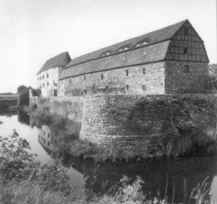 Heldrungen. Burg (Baubeginn 12. Jh., Umbau 1512/1519). Ansicht über den Wassergraben von Osten