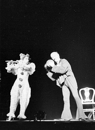 Wintergarten: Emmy und Louis; Musik Clown (Louis, Bandoneon und Emmy, Flöte)