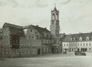 Königsbrück, Markt. Westlausitzer Zeitung und Rathaus mit Tanksäule