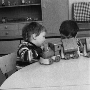 Dresden-Johannstadt, Elisenstraße. Kindergarten. Kinder beim Spielen im Gruppenraum