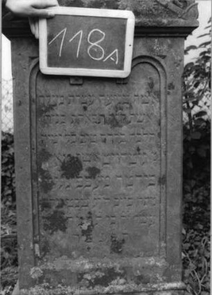 Grabstein 118 (Index: 100081329) Zustand: noch stehend Maße HxBxT: 130x57x27 cm: Grabstein 118A