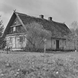 Strohgedecktes Blockhaus in Burg-Kauper. : Ze słomu skryte kładźity twar statoka w Kupaŕskich Bórkowach.