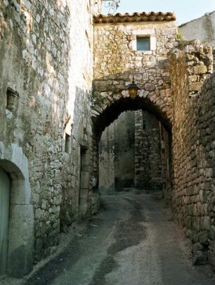 Gasse mit Torbogen