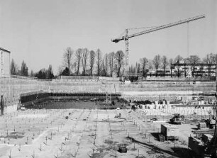Baustelle Sächsische Landesbibliothek - Staats- und Universitätsbibliothek Dresden, Zentralbibliothek. Rohbau, Baugrube Nordwestecke mit Turmdrehkran : Dresden-Räcknitz, Zellescher Weg 18. Baustelle Sächsische Landesbibliothek - Staats- und Universitätsbibliothek Dresden, Zentralbibliothek. Rohbau, Baugrube Nordwestecke mit Turmdrehkran
