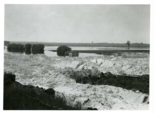 Hochwasserkatastrophe 1933 der Saale zwischen Bernburg und Nienburg. Von Kalkmassen zugeschüttetes Flussbett