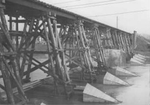 Behelfsbrücke über Neckar Untertürkheim