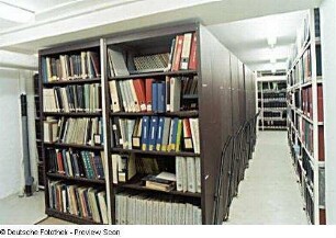 Sächsische Landesbibliothek - Staats- und Universitätsbibliothek Dresden. Zweigbibliothek Maschinenwesen, Teilbibliothek Werkstoffwissenschaft, Festkörpermechanik und Maschinenelemente. Magazin (Kellergeschoss) mit Hebelschubanlage und Regalen