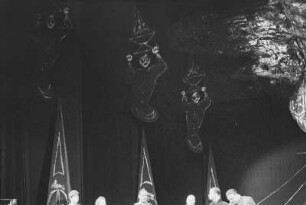 Szenenbilder aus "Schule der Diktatoren", Komödie von Erich Kästner. Münchner Gastspiel im Hebbel-Theater Berlin 1957