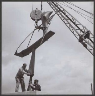 Aufstellung der Skulptur "Großer Fährmann" von Bernhard Heiliger an der Dieter-Roser-Brücke über dem Neckar in Esslingen