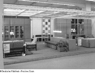 Anbauwand (Modell 5051/1) : Ausstellungskoje mit Wohnzimmermöbeln