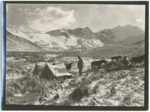 Verschneites Lager im Q'asiri-Tal