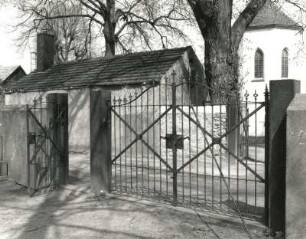 Friedhofstor : Friedhofstor. Schmiedeeisen (1886/1900). Ottendorf-Okrilla, Feldweg