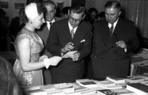 Bonn: Prinz Nicolae gibt zwischendurch ein Autogramm