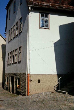 Teil eines großen Hauses mit Walmdach