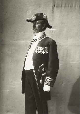 Ermenegildo Antonio Donadini (1847-1936; Historienmaler, Freskant, Restaurator, Fotograf, Hofrat) in Galauniform