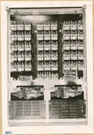 Fernsteuerung poln.Staatsbahn, Schrank geöffnet, Abb. 2; Foto 1953