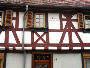Stadtbild-Kleine Maingasse - Haus Nr 19 (um 1590) - traufständiges Haus-Fachwerkobergeschoß in Riegelbauweise auf steinernem Stock mit Struktur im Detail