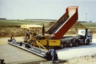 Einbau der Betonfahrbahndecke mit Gleitschalungsfertiger