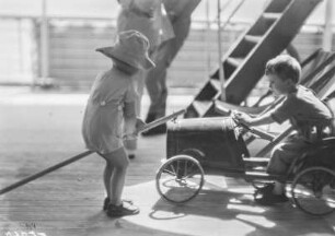 Passagiere : Zwei Kinder spielen auf Deck des Dampfschiffes Usambara