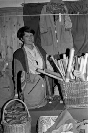 Waldorf-Kindergarten: Herbstbasar: Madeleine Hänsch-Sarau verkauft Kinderkleidung