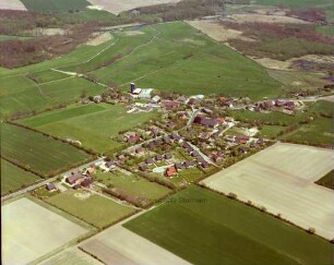 Wolkenwehe: Luftbild: Blick nach Nordosten: quer Wolkenweher Dorfstraße: am oberen Bildrand Trave, oben rechts Brenner Moor