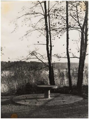 Garten Noack, Potsdam-Nedlitz: Steintisch
