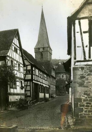 Straßenbild mit Kirche,