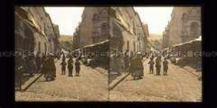 Belebte Straße mit Marktständen und Geschäften, La Paz