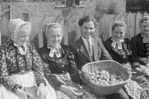 Schleifer Mädchen und Jugendlicher mit Korb voller Ostereier in Rohne. : Holcy w Slepjanskej drasće a młodostny z korbikom jutrownych jejkow w Rownom.