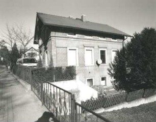 Radebeul, Paradiesstraße 18. Wohnhaus (um 1895). Gartenansicht