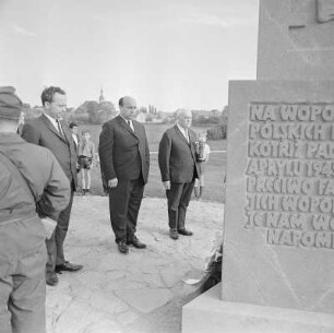 Polnische Delegation an der Gedenkstätte in Crostwitz : Pólska delegacija při pomniku za padłych wojakow 2. swětoweje wójny na Fulkec hórce w Chrósćicach : Crostwitz / Chrósćicy