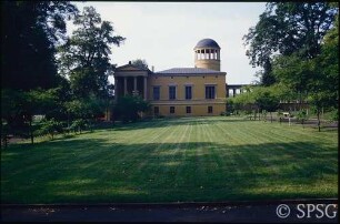 Potsdam, Schlossgarten Lindstedt, im Hintergrund das Schloss.
