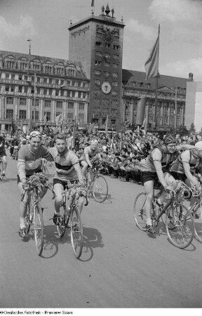 Radrennfahrer auf dem Karl-Marx-Platz (heutiger Augustusplatz)