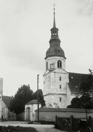 Lausa, Dorfkirche von Südwesten