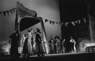 Szenenbilder aus der heiteren Oper "Schneider Wibbel" von Mark Lothar an der Komischen Oper Berlin