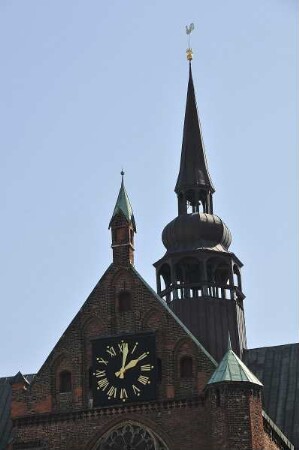 Stralsund - Uhrengiebel : Uhrengiebel der Kirche St. Marien. Aufgenommen am 21. April 2011 in Stralsund