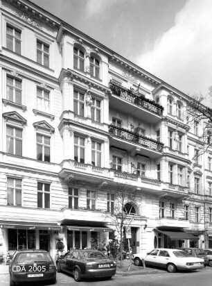 Mietshaus & Brunnen; Berlin, Tempelhof-Schöneberg