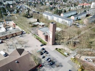 Reinbek: Stadteil Klosterbergen: Luftbild der Nathan-Söderblom-Kirche in Richtung Nordwesten, dahinter Wohnbebauung an der Bogenstraße